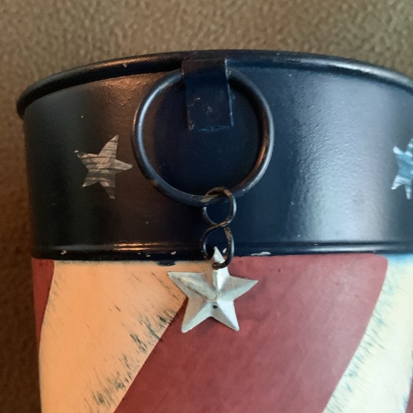 Set of 2 rustic Patriotic metal containers.  Approx 8 1/2” x 5” and 4 1/2” x 5” - Picture 3 of 9